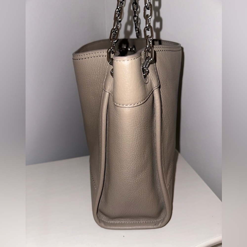 Tory Burch Small Britten Slouchy Tote. - Picture 4 of 8